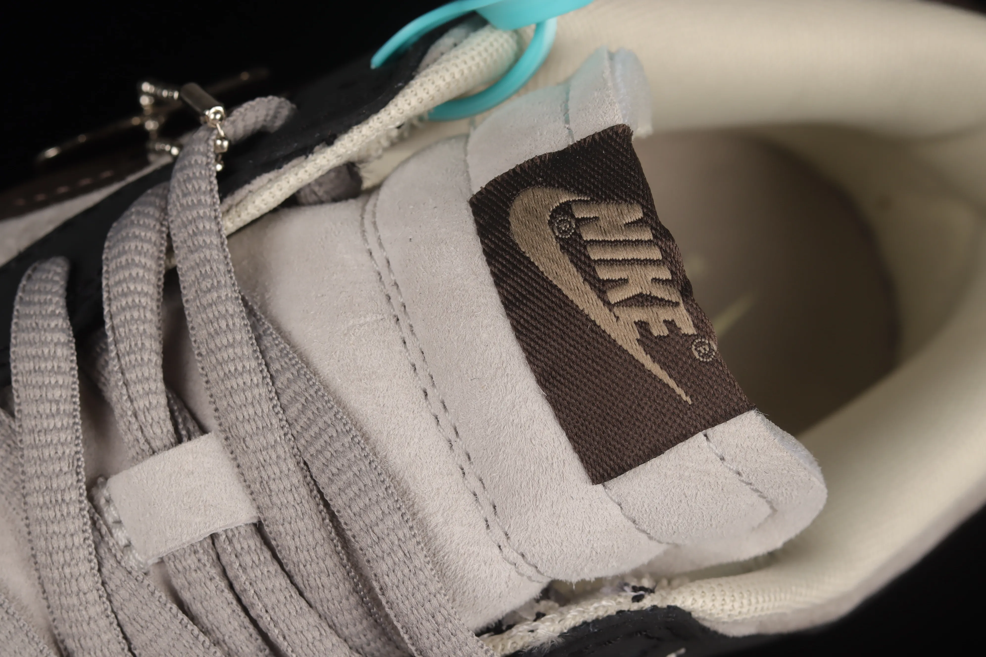 All Categories Nk SB Dunk Series Nk SB Dunk Low Low-top sneakers F version Otomo Katsuhiro x NK SB Dunk Low "Steamboy OST" Otomo Katsuhiro jointly branded SB low-top sports and leisure sneakers LF0039-002
